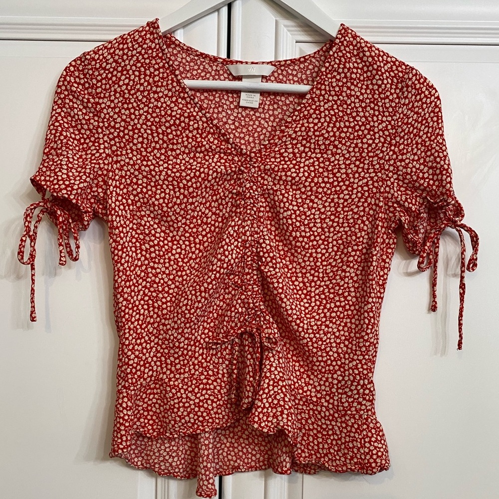 H&M Size 2 Red w/ Tiny White Flowers Short Sleeve Ties Front Tie V Neck Blouse